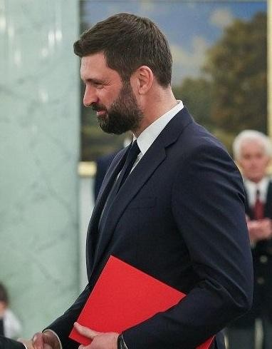 Nikodem Rachoń z żoną Katarzyną i trójką dzieci, ukazujący ich życie rodzinne w ciepłej i naturalnej scenerii.