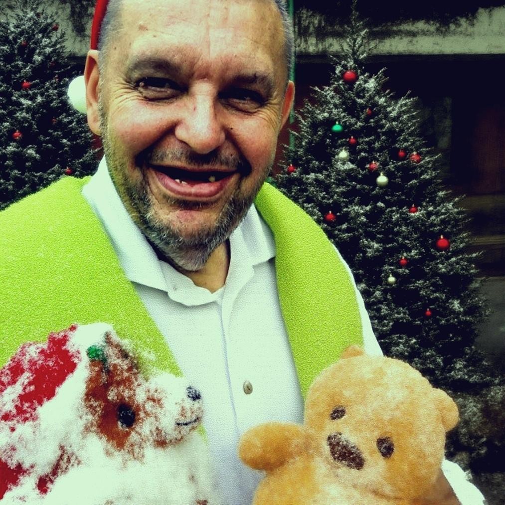 Krzysztof Kononowicz wygłaszający przemówienie wyborcze, które stało się internetowym memem, w estetyce nawiązującej do początków internetowych virali.
