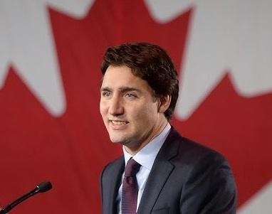 Justin Trudeau w otoczeniu swoich dzieci, ukazujący jego rolę jako ojca.
