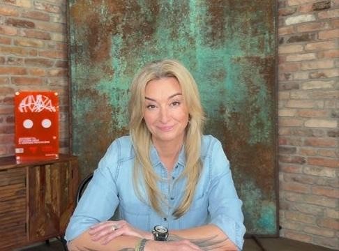 Martyna Wojciechowska podczas jednej ze swoich podróży, w otoczeniu egzotycznej przyrody, ukazująca jej pasję do odkrywania świata i bliskość z naturą.