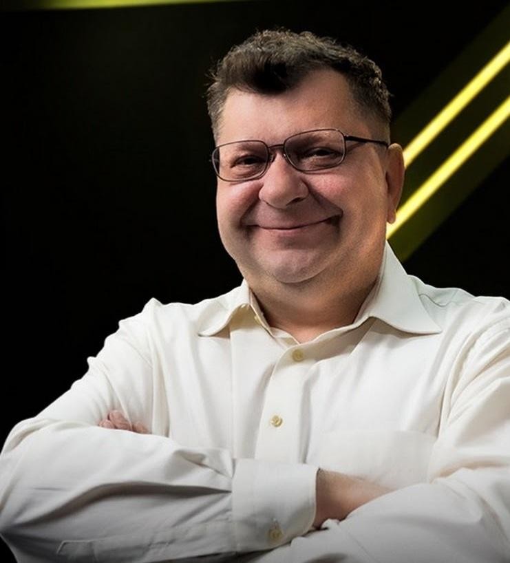 Zbigniew Stonoga w ringu freak fightów, w dynamicznej pozie z rękawicami bokserskimi, na tle areny.