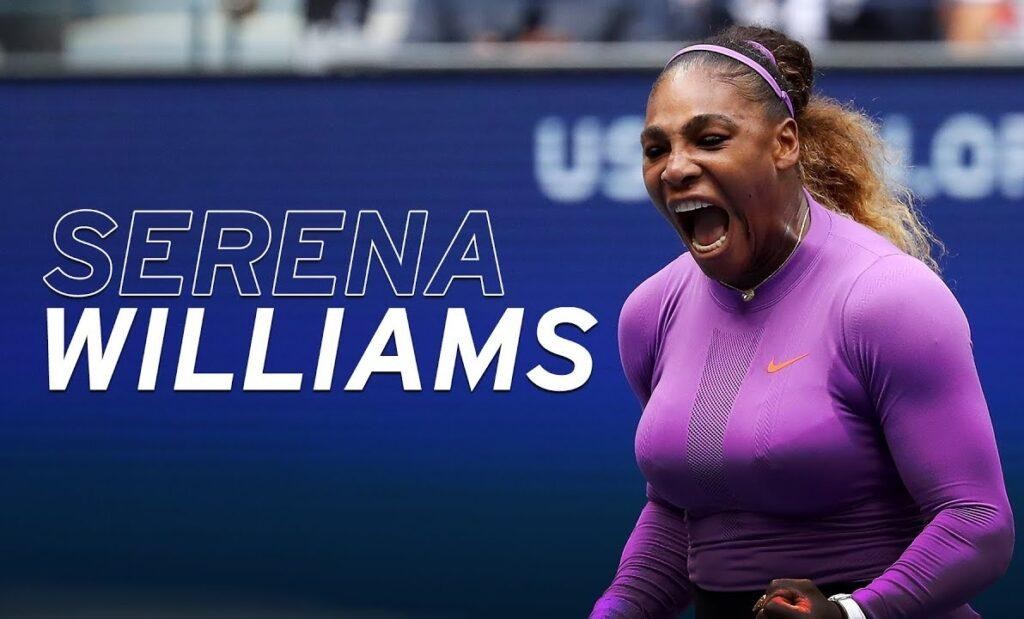 Serena Williams w trakcie zagrania na korcie tenisowym, ukazująca siłę i koncentrację.