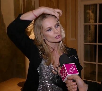 Magdalena Cielecka w naturalnej, refleksyjnej pozie, symbolizującej jej życie prywatne i rodzinne.