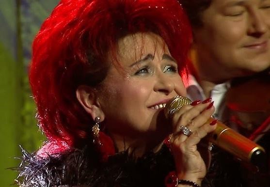 Bernadeta Kowalska przeglądająca media społecznościowe, symbolizująca jej aktywność na Instagramie.