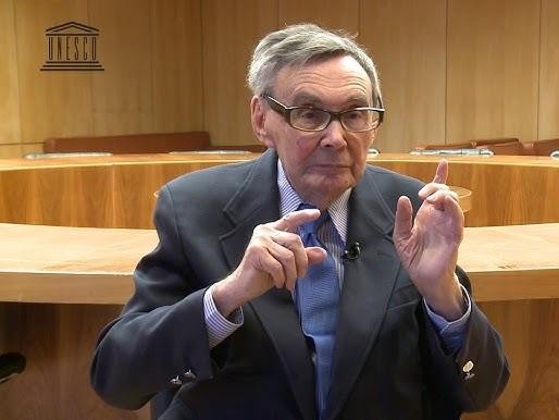 Marian Turski w kontekście jego działalności historycznej i społecznej, symbolizujący pamięć o Holokauście.