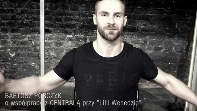Bartosz Porczyk na scenie teatralnej podczas występu, w dynamicznej pozie oddającej intensywność i emocje granej roli.