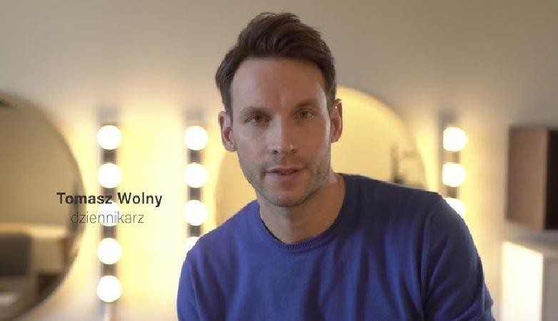 Tomasz Wolny z żoną Agatą Tomaszewską i trojgiem dzieci, uśmiechnięci i szczęśliwi, w swobodnej, rodzinnej atmosferze.