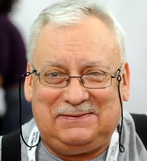 Okładki książek Andrzeja Sapkowskiego, w tym 