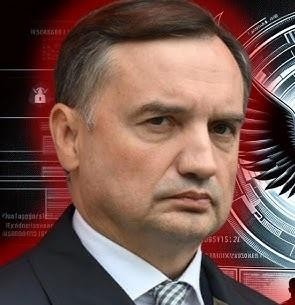 Zbigniew Ziobro w nieformalnym, ale profesjonalnym otoczeniu, symbolizujący jego wykształcenie i kwalifikacje prawnicze.