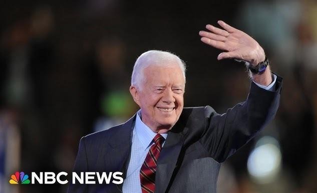 Jimmy Carter i Rosalynn Carter stojący przed swoim skromnym domem w Plains w Georgii, oddający poczucie pokory i trwałości.