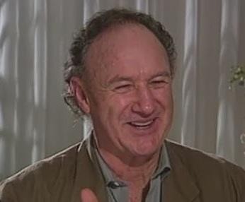 Gene Hackman jako detektyw Popeye Doyle w dynamicznej scenie z filmu „Francuski łącznik”.