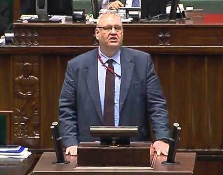 Grafika koncepcyjna symbolizująca karierę Bogdana Święczkowskiego w polskim wymiarze sprawiedliwości, z elementami prawa i władzy.