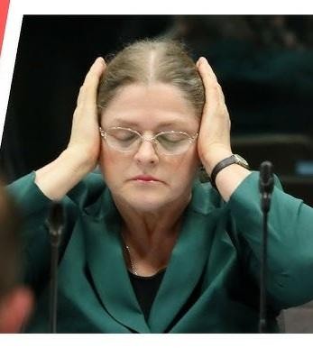 Krystyna Pawłowicz podczas publicznego wystąpienia, z charakterystyczną dla niej ekspresją i gestykulacją.