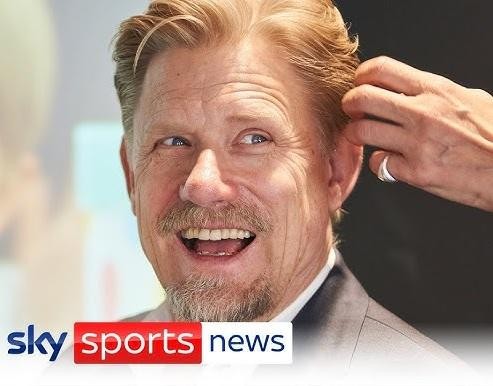 Peter Schmeichel z synem Kasperem, obaj uśmiechnięci, demonstrujący więź ojca z synem.