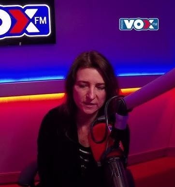 Renata Dąbkowska śpiewająca na scenie podczas występu, w blasku świateł.