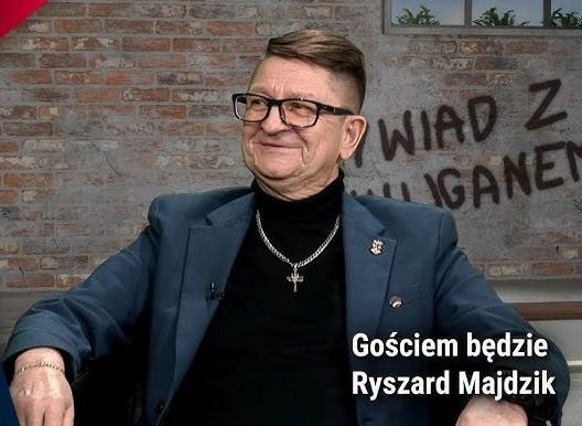 Scena przedstawiająca trudne realia stanu wojennego w Polsce, z elementami symbolizującymi opór i represje.