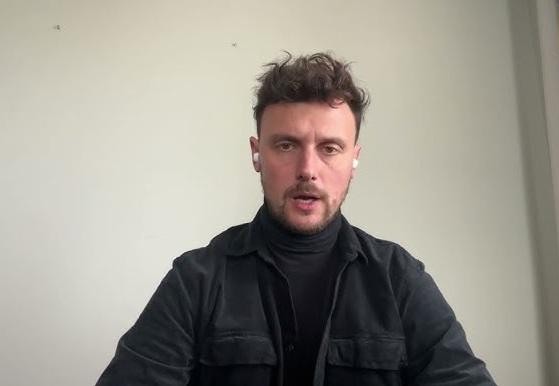 Neurochirurg Łukasz Grabarczyk podczas operacji w sali operacyjnej, z widocznym skupieniem i precyzją.