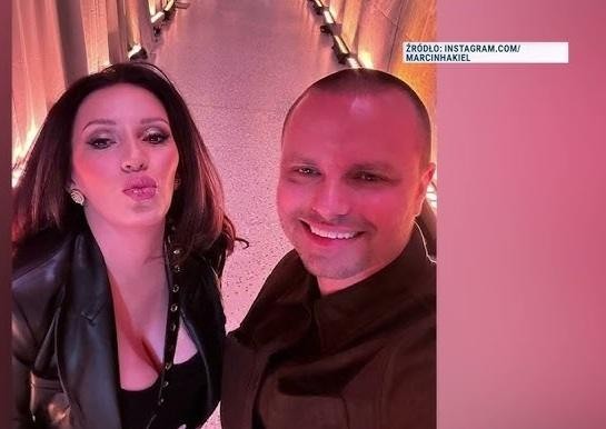 Marcin Hakiel podczas występu tanecznego, prezentujący dynamiczną figurę.