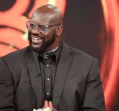 Shaquille O'Neal jako wszechstronna osobowość, z elementami koszykówki, muzyki, filmu i biznesu.
