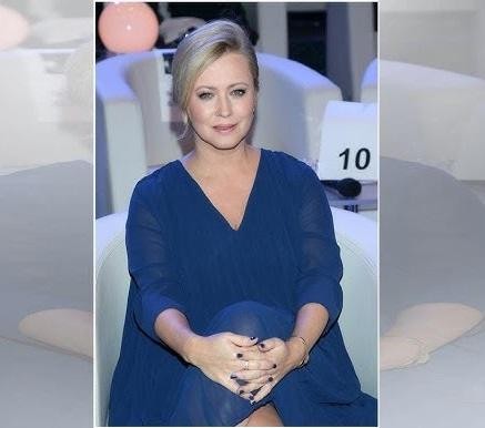 Agnieszka Wagner w kontekście edukacyjnym, symbolizująca jej wykształcenie.
