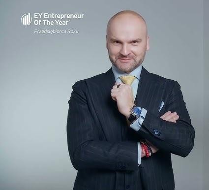 Paczkomaty InPost w użyciu, symbolizujące wygodę i nowoczesność w dostarczaniu przesyłek.