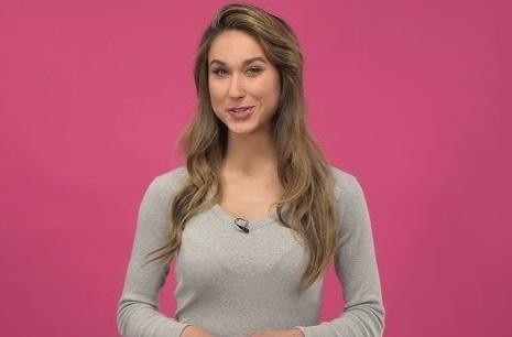 Ida Nowakowska w dynamicznej pozie, na tle rozmytego studia telewizyjnego, ukazująca swoją energię i profesjonalizm.