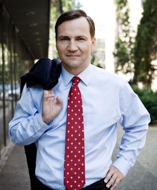 Odrestaurowany Dwór Chobielin, rezydencja Radosława Sikorskiego, otoczony zielenią.