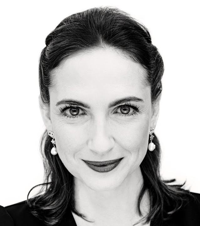 Anna Cieślak na scenie teatralnej podczas występu, ukazująca swój talent aktorski.