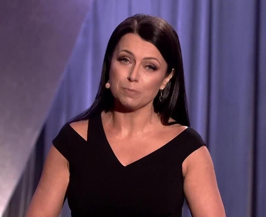 Portret Adrianny Borek, polskiej aktorki kabaretowej, z ciepłym i przystępnym uśmiechem.