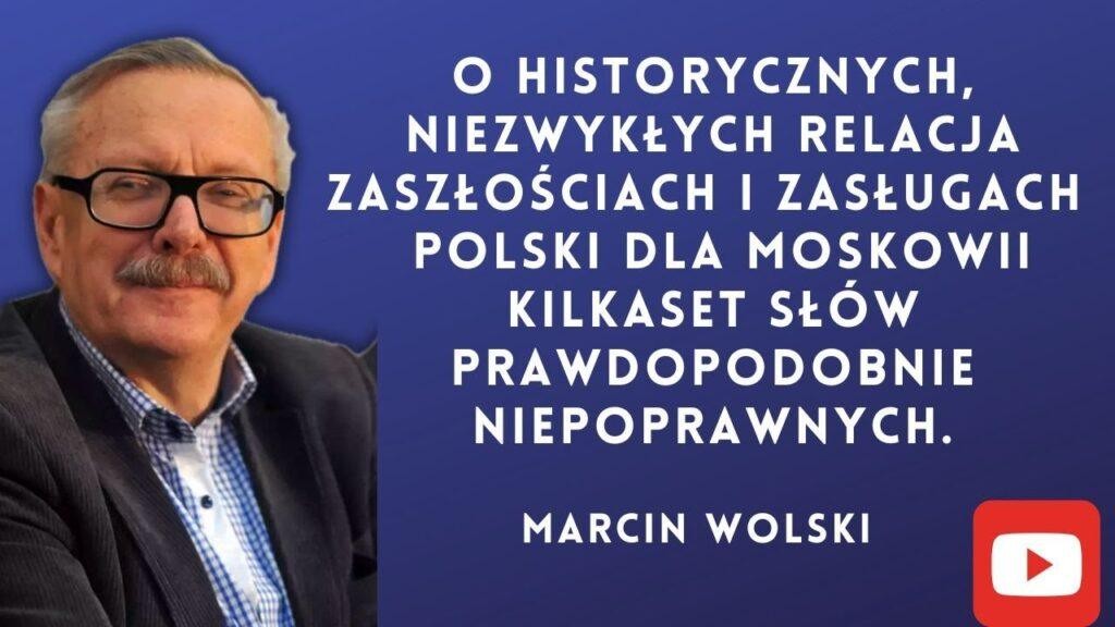 Grafika przedstawiająca różnorodną karierę Marcina Wolskiego, łącząca mikrofon radiowy, pióro symbolizujące pisarstwo i elementy podróży.