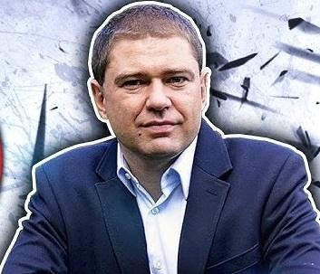 Piotr Szumlewicz przemawiający do publiczności, jako lider Związku Zawodowego Związkowa Alternatywa.