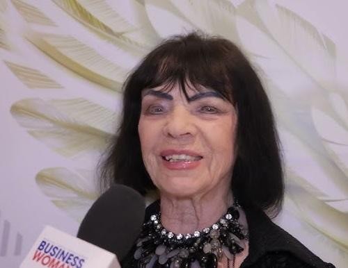 Sława Przybylska, zbliżenie na twarz, ukazujące emocje i głębię spojrzenia, symbol wrażliwości artystycznej.