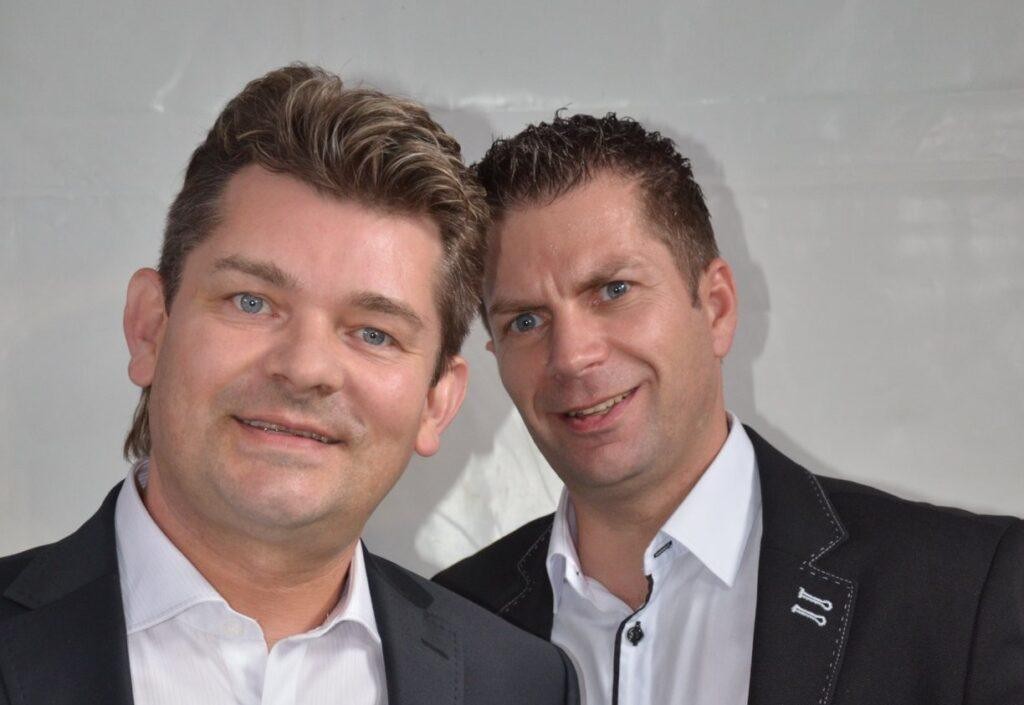 Ryszard Warot, klawiszowiec i wokalista zespołu Akcent, na scenie podczas koncertu disco polo, w tle rozświetlona scena i publiczność.