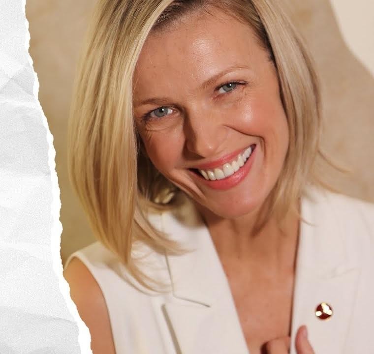 Magda Mołek w eleganckiej pozie, dynamicznie ubrana, na tle sugerującym scenę lub występ, symbolizująca jej wszechstronność i nadchodzący udział w 