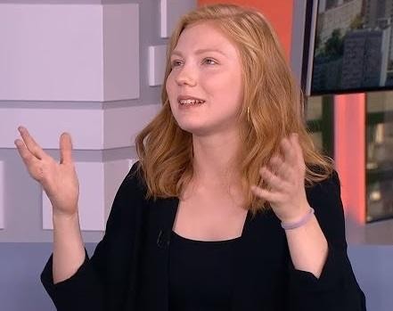 Edyta Torhan z córkami Zofią i Marianną, uśmiechnięte w ciepłej, rodzinnej atmosferze.