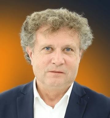 Jacek Karnowski podczas spotkania parlamentarnego, aktywnie uczestniczący w dyskusji.
