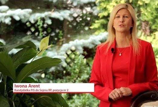 Iwona Arent podczas aktywnego udziału w debacie parlamentarnej na sali Sejmu, gestykulująca z zaangażowaniem.