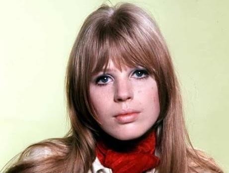 Młoda Marianne Faithfull w latach 60., odzwierciedlająca jej związek z rockową sceną i Mickiem Jaggerem.
