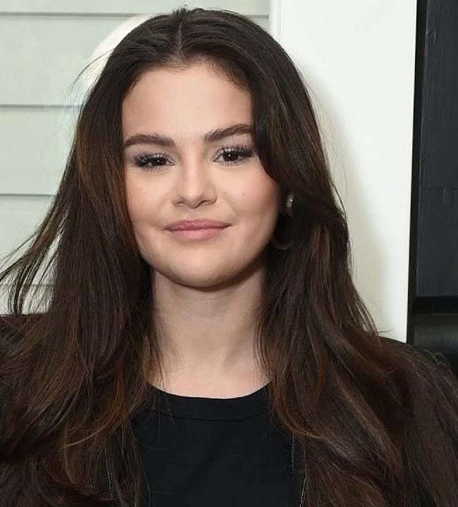 Selena Gomez na koncercie, śpiewająca na scenie, światła, energia, występ na żywo.