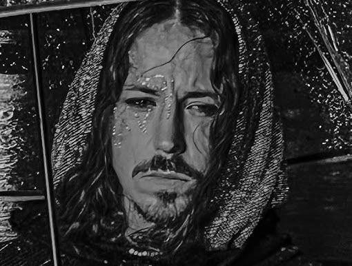 Michał Szpak podczas występu na żywo, z bliska, z mikrofonem, w charakterystycznym stroju scenicznym, z intensywnym wyrazem twarzy.