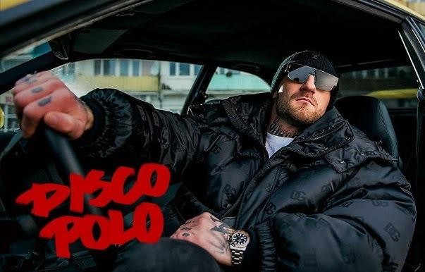 Kizo (Patryk Woziński) podczas energetycznego występu na scenie, oddający pasję i zaangażowanie w muzykę hip-hopową.